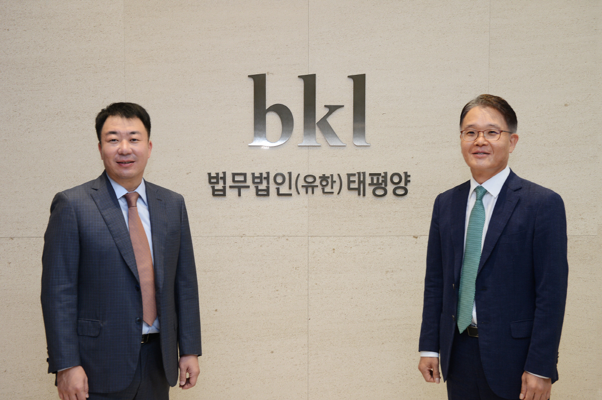 ▲사진제공=법무법인 태평양. 사진 왼쪽부터 김경석 변호사, 윤성조 변호사가 포즈를 취하고 있다.
