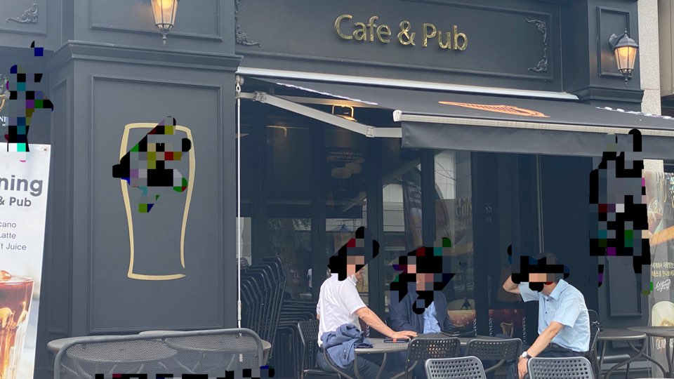 ▲커피전문점 야외 매대의 경우 규제대상에 포함되지 않아 테이크아웃을 하지 않는 경우가 많았다. (김혜지 기자)