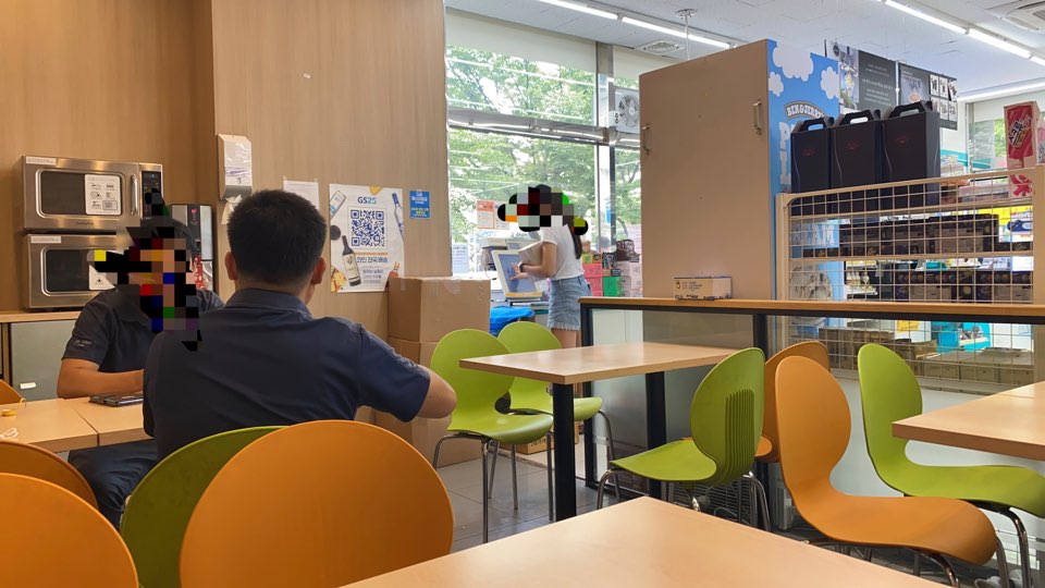 ▲카페형 편의점은 31일 본부 측이 저녁9시~새벽5시까지 취식 중단 권고를 하기 전인 사회적거리두기 2.5 시행 첫 날 주류 판매가 크게 늘었다. (김혜지 기자)