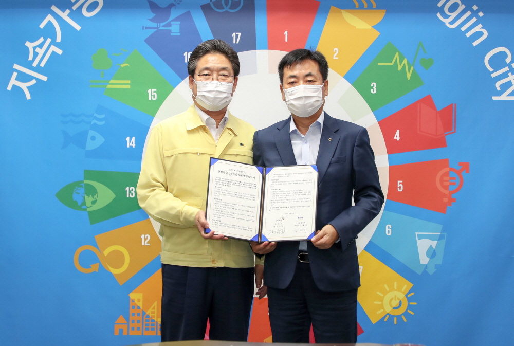 ▲31일 충남 당진시청에서 열린 '당진시 농산물 수출확대 업무협약식'에서 김홍장 당진시장(왼쪽)과 김재기 NH농협무역 대표이사가 기념촬영을 하고 있다. (사진제공=농협)