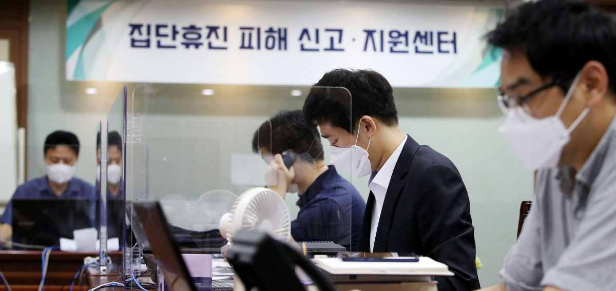 ▲정부가 전공의들의 무기한 파업 등 의료계 집단휴진으로 인한 환자 피해를 최소화하기 위해 31일 오후 서울 중구 한국의료분쟁조정중재원 내에 집단휴진 피해신고·지원센터를 운영해 직원들이 업무를 보고 있다. 중앙재난안전대책본부에 따르면, '집단휴진 피해신고·지원센터'는 31일부터 의사단체 집단휴진이 종료될 때까지 운영될 계획이며, 오전 9시부터 오후 6시까지 콜센터를 통해 이용할 수 있다.  (뉴시스)