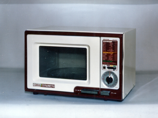 ▲LG전자가 1981년 국내업계에서 처음 선보인 골드스타 전자레인지 제품사진 (사진제공=LG전자)