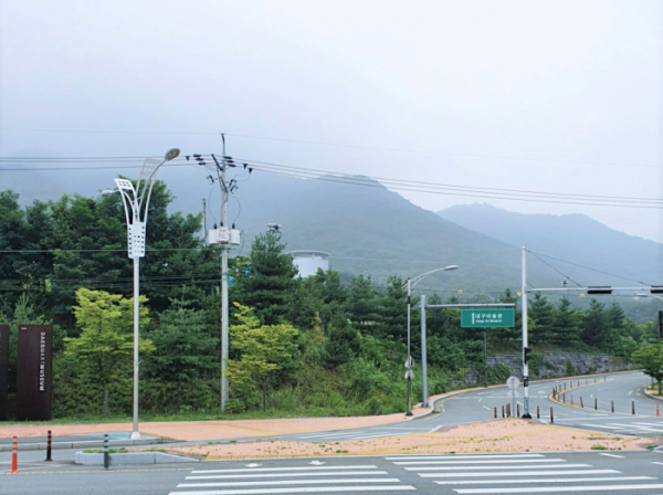 ▲대구미술관 입구 전경. 미술관까지는 대로변을 따라 1.2km(도보 16분)를 걸어 올라가야한다. (윤기쁨 기자(@modest12))