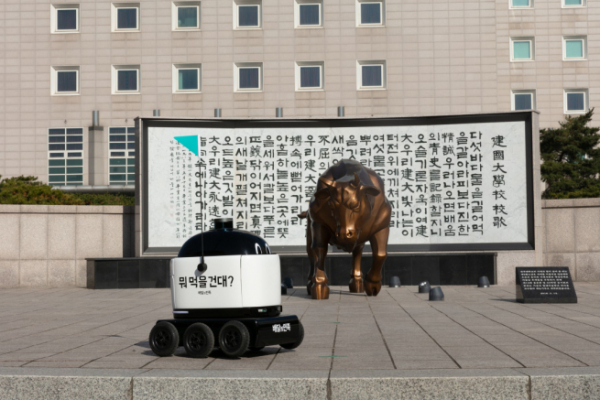 ▲지난해 11월 건국대학교 서울캠퍼스에서 진행한 실외 자율주행 배달로봇 ‘딜리드라이브’ 테스트 모습