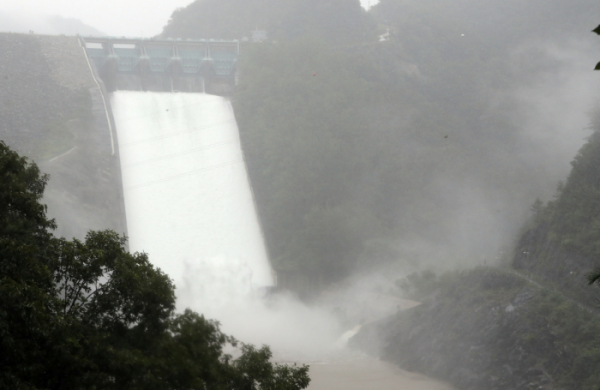 ▲5일 오후 3시를 기해 강원 춘천시 신북읍 소양강댐이 3년만에 수문을 열고 물을 방류하고 있다. (연합뉴스)