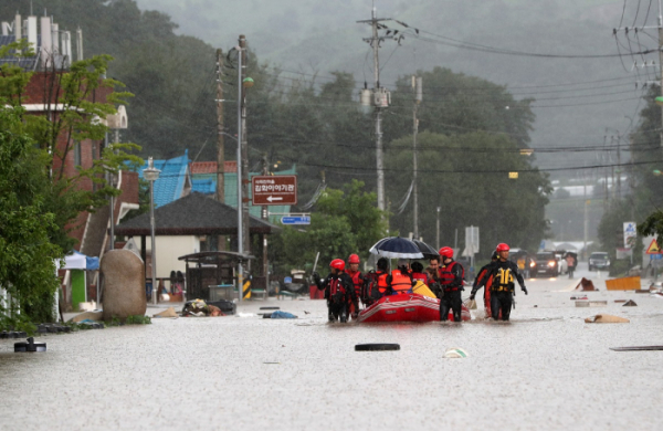 ▲5일 오후 강원 철원군 김화읍 생창리 일대가 물에 잠겨 구조대원들이 주민들을 보트로 구조하고 있다. (연합뉴스)
