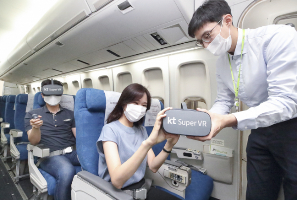 ▲KT가 6일 서울 등촌동 진에어 본사에서 진에어, 한진정보통신과 ‘KT Super VR 기반 기내 실감형 서비스 도입을 위한 업무 협약’을 맺었다.
 (KT 제공)