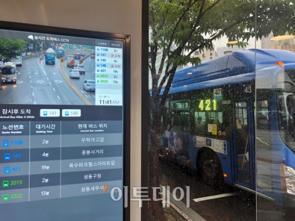 ▲쉼터 안에서는 버스 도착 정보뿐 아니라 어떤 버스가 오는지 한 눈에 확인할 수 있다. (홍인석 기자 mystic@)