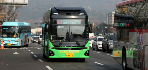 ▲친환경 전기버스가 서울 종로구 세종대로를 지나고 있다.  (뉴시스)
