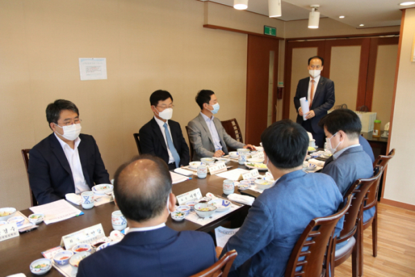 ▲한국부동산개발협회는 12일 서울 강남구 역삼동 협회 사무실에서 '부동산 산업 발전을 위한 민ㆍ관ㆍ학 간담회'를 열었다. (사진 제공=한국부동산개발협회)