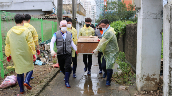 ▲CMB 직원들이 전남 광주 지역 수해 피해 지역민을 위해 마을 복구 작업을 진행 중이다. (CMB제공)