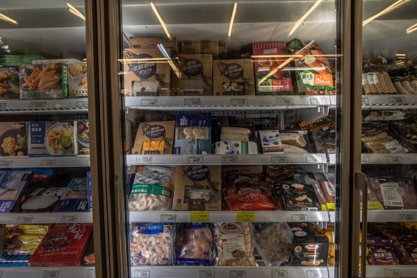 ▲14일(현지시간) 중국 베이징의 한 수입품 전문 매장에 냉동 식품이 진열돼 있다. 사진은 기사의 특정 내용과 관계 없음. 베이징/EPA연합뉴스
