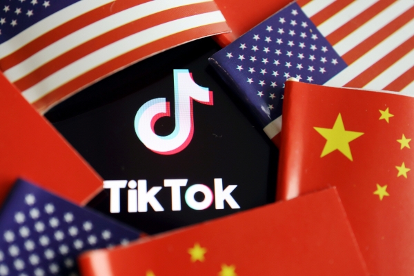 ▲미국과 중국 국기 가운데 놓여진 틱톡 로고. 로이터연합뉴스 
