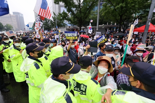 ▲사랑제일교회 신도들이 대거 참여한 것으로 알려진 대규모 정권 규탄 집회가 15일 오후 서울 종로구 동화면세점 앞에서 열리고 있다. 연합뉴스
