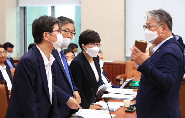 ▲지난 3일 국회 국토교통위원회 전체회의에서 조응천 여당 간사가 참석자들과 대화하고 있다. (연합뉴스)