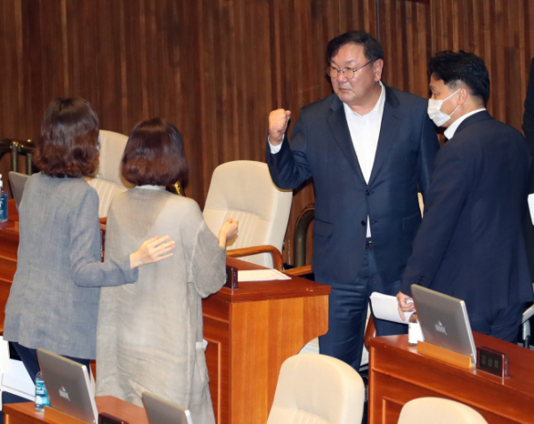 ▲더불어민주당 김태년 원내대표가 4일 오후 국회에서 본회의 종료 후 주먹을 불끈 쥐며 의원들과 인사를 나누고 있다.  (연합뉴스)