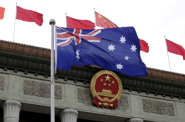 ▲중국 베이징의 인민대회당 앞에 호주 국기가 펄럭이고 있다. 베이징/로이터연합뉴스
