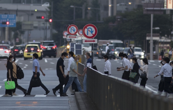 ▲마스크를 착용한 일본 도쿄 시민들이 횡단보도를 건너고 있다. 도쿄/AP뉴시스
