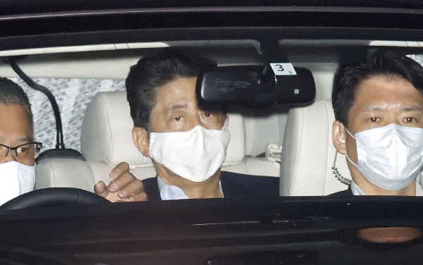 ▲아베 신조(가운데) 일본 총리가 17일(현지시간) 도쿄 게이오대 병원에서 건강검진을 마치고 귀가하고 있다. 도쿄/로이터연합뉴스 
