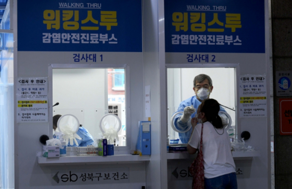 ▲서울과 수도권 지역에서 교회 등을 통해 신종 코로나바이러스 감염증(코로나19)가 재확산되는 가운데 서울 성북구보건소에서 시민들이 검사를 받고 있다. 신태현 기자 holjjak@ (이투데이DB)
