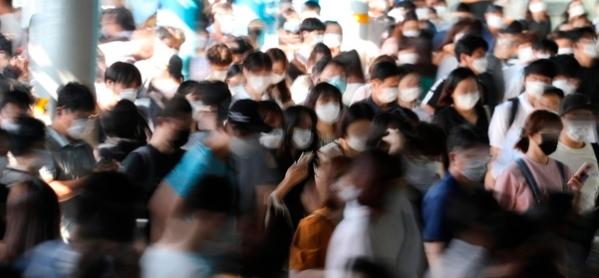 ▲24일 오전 지하철 신도림역에서 시민들이 마스크를 쓰고 이동하고 있다. (연합뉴스)