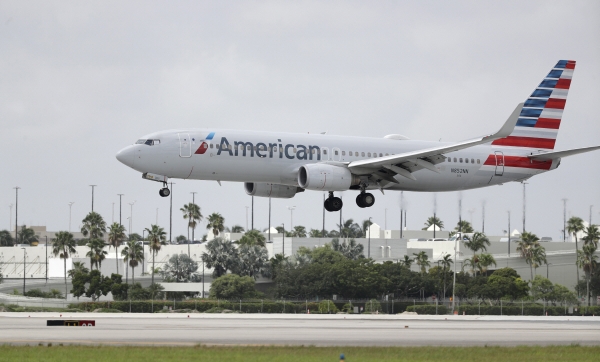 ▲아메리칸항공 소속 여객기가 7월 27일(현지시간) 미국 마이애미국제공항에 착륙하고 있다. 마이애미/AP뉴시스
