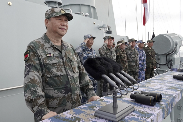 ▲시진핑(왼쪽) 중국 국가주석이 2018년 4월 12일(현지시간) 남중국해에서 중국 인민해방군 해군 함대를 시찰하고 나서 연설하고 있다. AP뉴시스 
