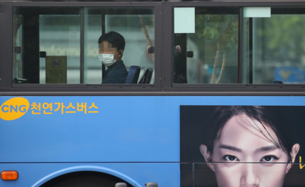 ▲25일 오전 서울 세종로를 지나는 버스 승객이 마스크를 착용하고 있다. (연합뉴스)