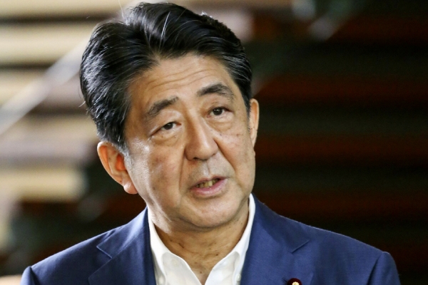 ▲아베 신조 일본 총리가 24일 총리 관저 앞에서 기자들에게 병원을 방문한 데 대해 설명하고 있다. 도쿄/AP뉴시스

