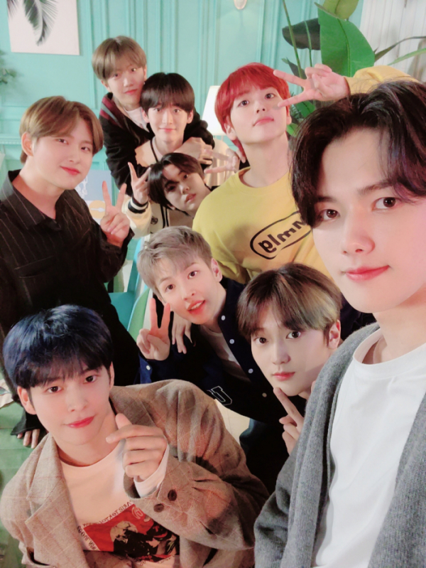 ▲크래비티(사진제공=네이버 V 라이브 ‘브이쿠키(VCOOKIE)’)