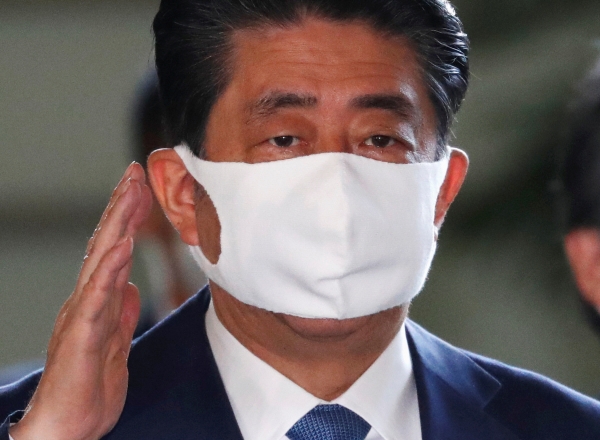 ▲아베 신조 일본 총리가 28일(현지시간) 마스크를 쓰고 총리 관저에 도착한 뒤 인사하고 있다. 도쿄/로이터연합뉴스 
