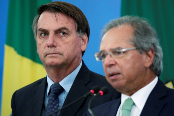 ▲자이르 보우소나루(왼쪽) 브라질 대통령이 4월 1일(현지시간) 언론 성명에서 경제 대책을 설명하는 파울로 게지스 경제 장관의 말을 경청하고 있다. 로이터연합뉴스

