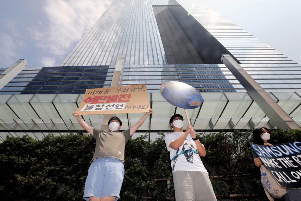 ▲청소년 환경운동가들이 서초구 삼성 서초사옥 앞에서 삼성물산의 베트남 신규 석탄발전소 참여 검토 중단을 촉구하는 시위를 벌이고 있다. (뉴시스)