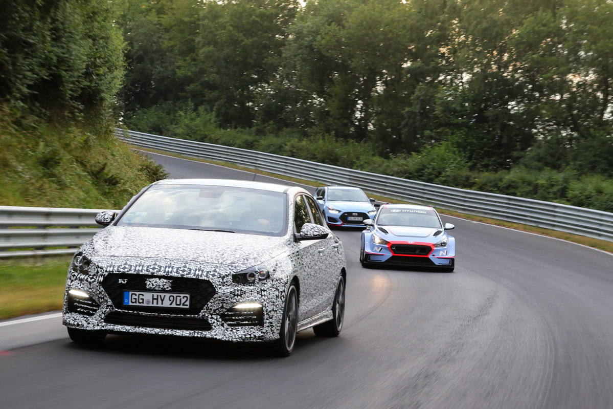 ▲독일 자동차 권위지인 <AMS>가 현대기아차의 유럽 성공 비결 10가지를 분석했다. 사진은 뉘르브루크링에서 테스트 중인 현대차 N버전 및 TCR(레이싱) 모델의 모습. (사진제공=현대차)