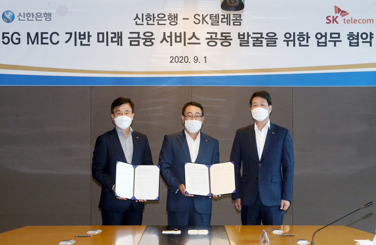 ▲1일 서울 중구 을지로에 위치한 SK텔레콤 본사에서 가진 ‘신한은행-SK텔레콤 5G MEC 기반미래 금융 서비스 공동 발굴을 위한 업무 협약식’을 마치고 신한은행 박우혁 부행장, 유영상 MNO사업대표, 신한은행 이명구 부행장(맨 왼쪽부터)이 기념 사진 촬영을 하고 있다. (사진제공= 신한은행)