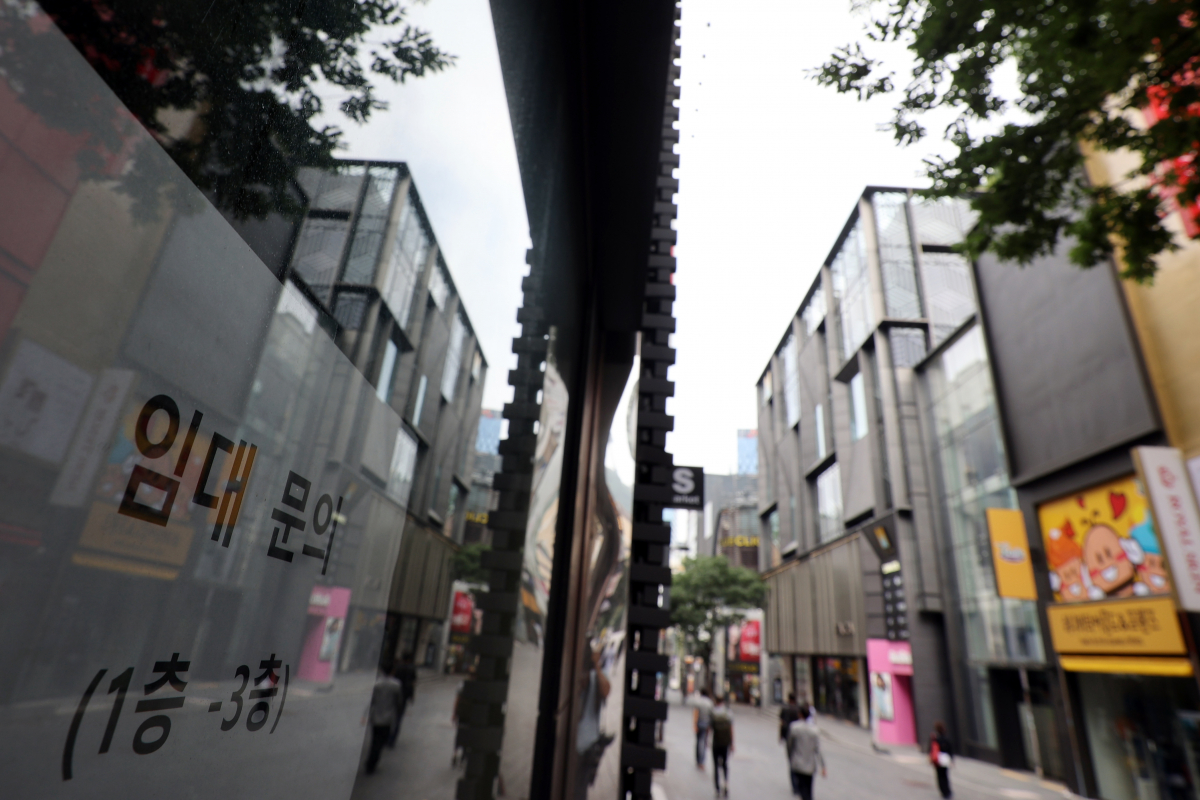 ▲서울 중구 명동 거리의 건물 앞에 임대 문의 안내문이 부착돼 있다. (연합뉴스)