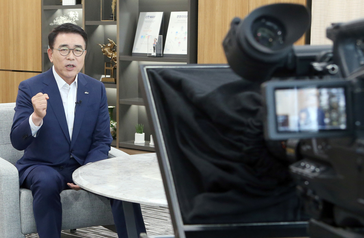 ▲조용병 신한금융그룹 회장이 1일 유튜브 방송을 통해 그룹 창립 19주년 기념식을 개최했다. 지난달 26일 사전녹화로 진행된 이날 기념식에서 조 회장이 기념사를 하고 있다. (사진제공= 신한금융그룹)
