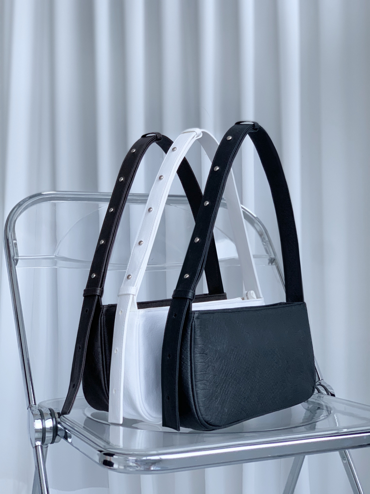 ▲한지 가죽 '하운지'로 만든 가방이다. ‘바게트 백’ 모양의 디자인으로 실용성에 중점을 뒀다. (사진제공=COAP)