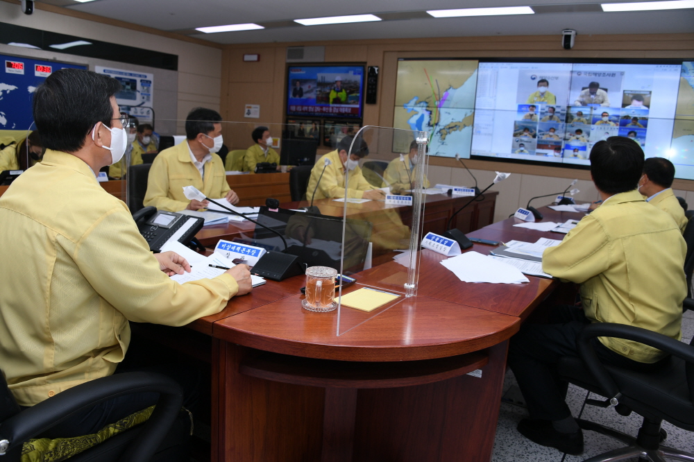 ▲문성혁(맨 왼쪽) 해양수산부 장관이 2일 정부세종청사 제9호 태풍 '마이삭' 북상에 따른 대비태세를 점검하고 있다. (사진제공=해양수산부)