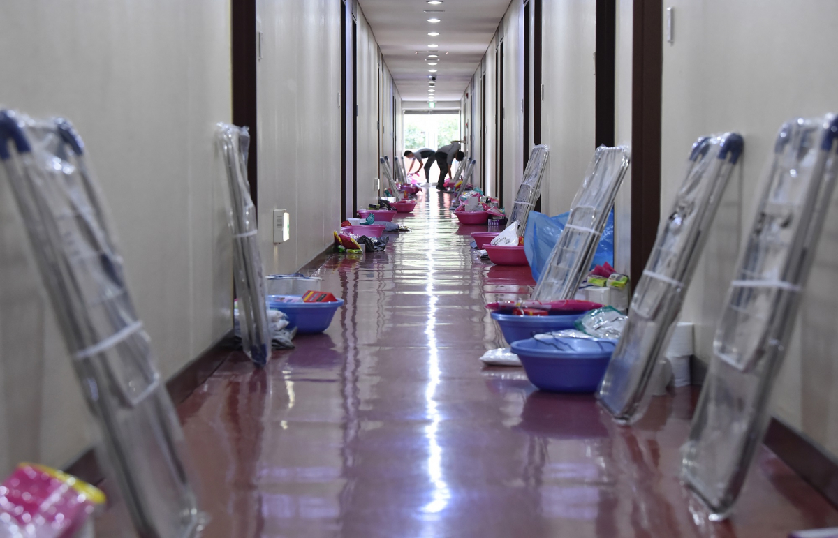 ▲신종 코로나바이러스 감염증(코로나19) 확진자 급증으로 병상확보에 비상이 걸린 가운데, 지난달 28일 경기 안성시 한국표준협회 인재개발원 생활치료센터에서 육군 7공병여단 장병들이 환자들이 사용할 방역 물품과 생필품 등을 정리하고 있다.  (뉴시스)