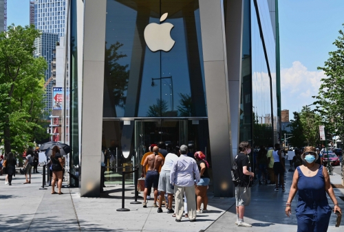 ▲미국 뉴욕 브루클린 자치구에 있는 애플 매장에 입장하기 위해 사람들이 줄 서 있다. AFP연합뉴스
