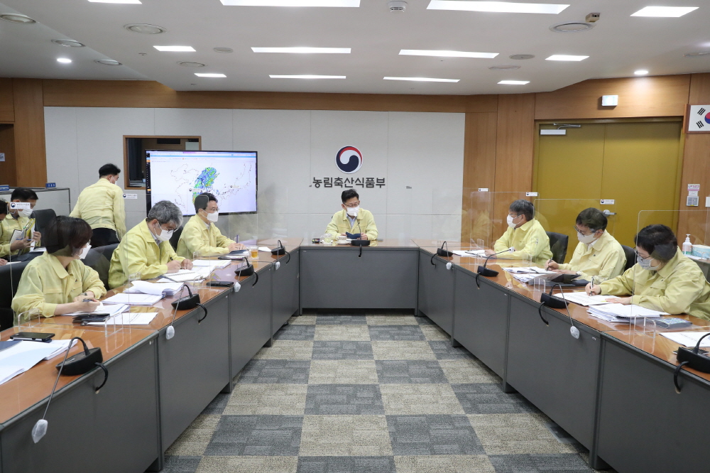 ▲김현수 농림축산식품부 장관이 2일 정부세종청사에서 제9호 태풍 ‘마이삭’ 대응상황 긴급점검회를 주재하고 있다.  (사진제공=농림축산식품부)