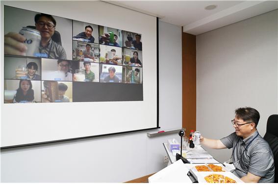 ▲박일준 한국동서발전 사장(오른쪽)이 1일 직원들과 온라인 화상 시스템을 통해 함께 식사를 하고 있다. (사진제공=한국동서발전)