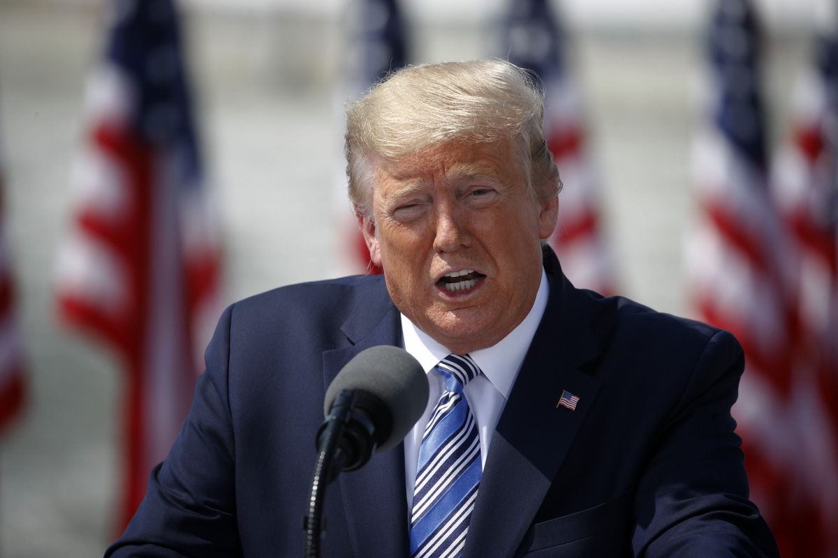 ▲도널드 트럼프 미국 대통령이 3월 28일(현지시간) 버지니아주 노포크항에 정박한 미 해군 병원선 앞에서 연설하고 있다. 노포크/AP뉴시스
