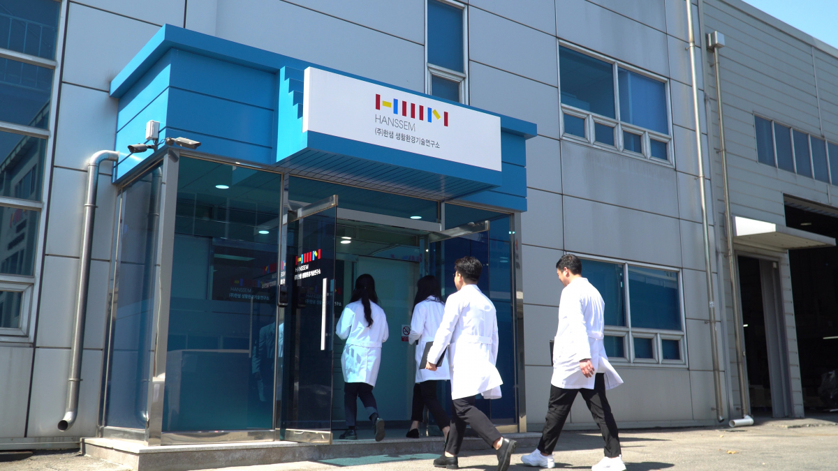 ▲한샘 생활환경기술연구소 안으로 직원들이 들어가고 있다.  (사진제공=한샘)