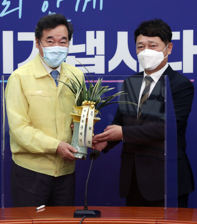 ▲더불어민주당 이낙연 대표가 2일 서울 여의도 국회 더불어민주당 당대표실에서 최재성 청와대 정무수석의 예방을 받고 문재인 대통령의 취임 축하 난을 전달받고 있다.  (연합뉴스)