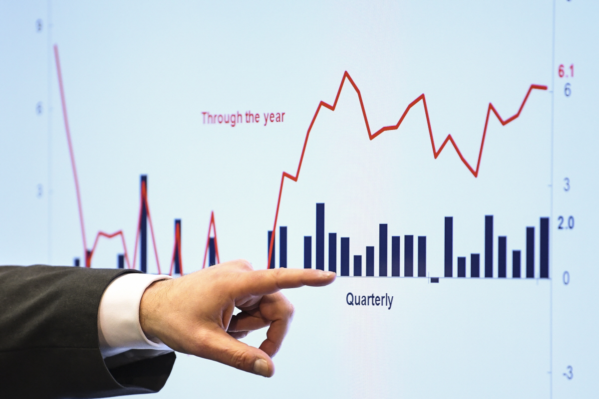 ▲조시 프라이덴버그 호주 재무장관이 2일(현지시간) 호주 캔버라 국회의사당에서 기자회견을 하고 있다. 캔버라/EPA연합뉴스