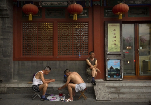 ▲중국 베이징에서 두 남성이 카드 놀이를 하며 여가시간을 보내고 있다. 글로벌 투자은행 크레디트스위스는 1일(현지시간) 발간한 보고서에서 2억4500만 명의 중국 베이비붐 세대가 산업의 변화를 가져올 것이라고 분석했다. 베이징/AP뉴시스
