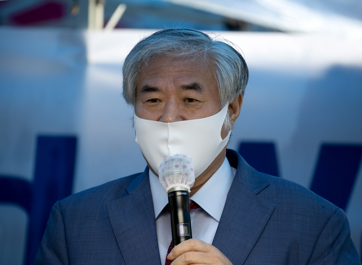 ▲전광훈 목사가 2일 오전 서울 성북구 사랑제일교회 앞에서 기자회견을 하고 있다. (연합뉴스)