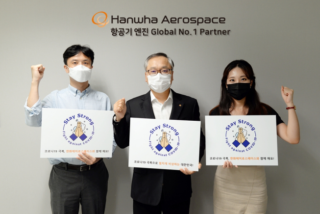 ▲코로나19 극복과 조기종식을 응원하는 '스테이 스트롱'캠페인에 참가한 한화에어로스페이스 신현우 대표(가운데)와 임직원들이 기념 촬영을 하고 있다. (사진제공=한화에어로스페이스)